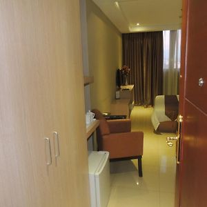Junior Queen Suite